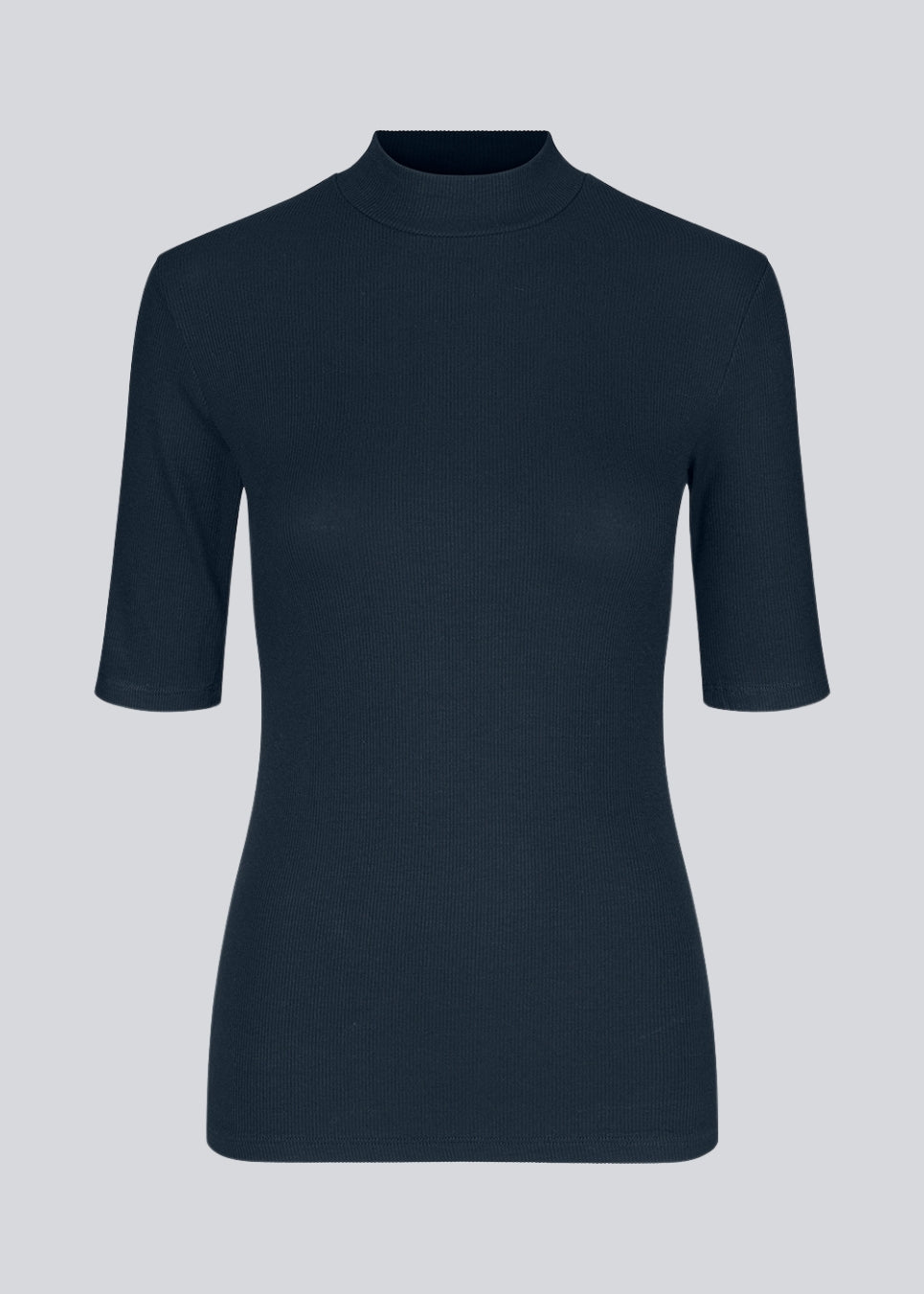 Kortærmet t-shirt med høj hals. Krown t-shirt i farven Navy Night er i rib kvalitet og er tætsiddende i pasformen.