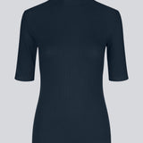 Kortærmet t-shirt med høj hals. Krown t-shirt i farven Navy Night er i rib kvalitet og er tætsiddende i pasformen.