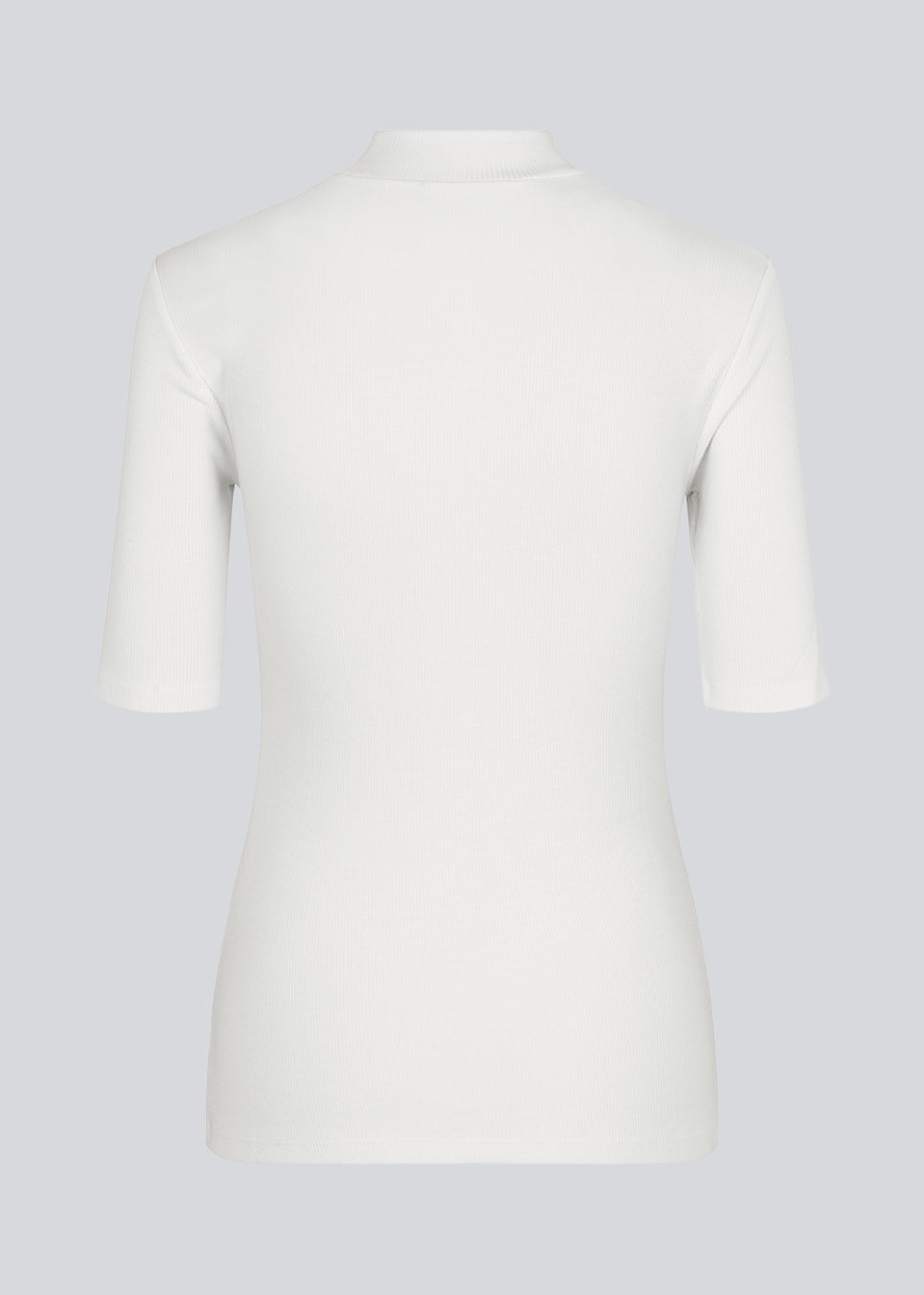 Kortærmet hvid t-shirt med høj hals. Krown t-shirt i farven Porcelain er i rib kvalitet og er tætsiddende i pasformen. Krown t-shirt er en klassiker i enhver garderobe.  Modellen er 177 cm og har en størrelse S/36 på.