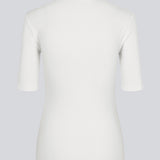Kortærmet hvid t-shirt med høj hals. Krown t-shirt i farven Porcelain er i rib kvalitet og er tætsiddende i pasformen. Krown t-shirt er en klassiker i enhver garderobe.  Modellen er 177 cm og har en størrelse S/36 på.