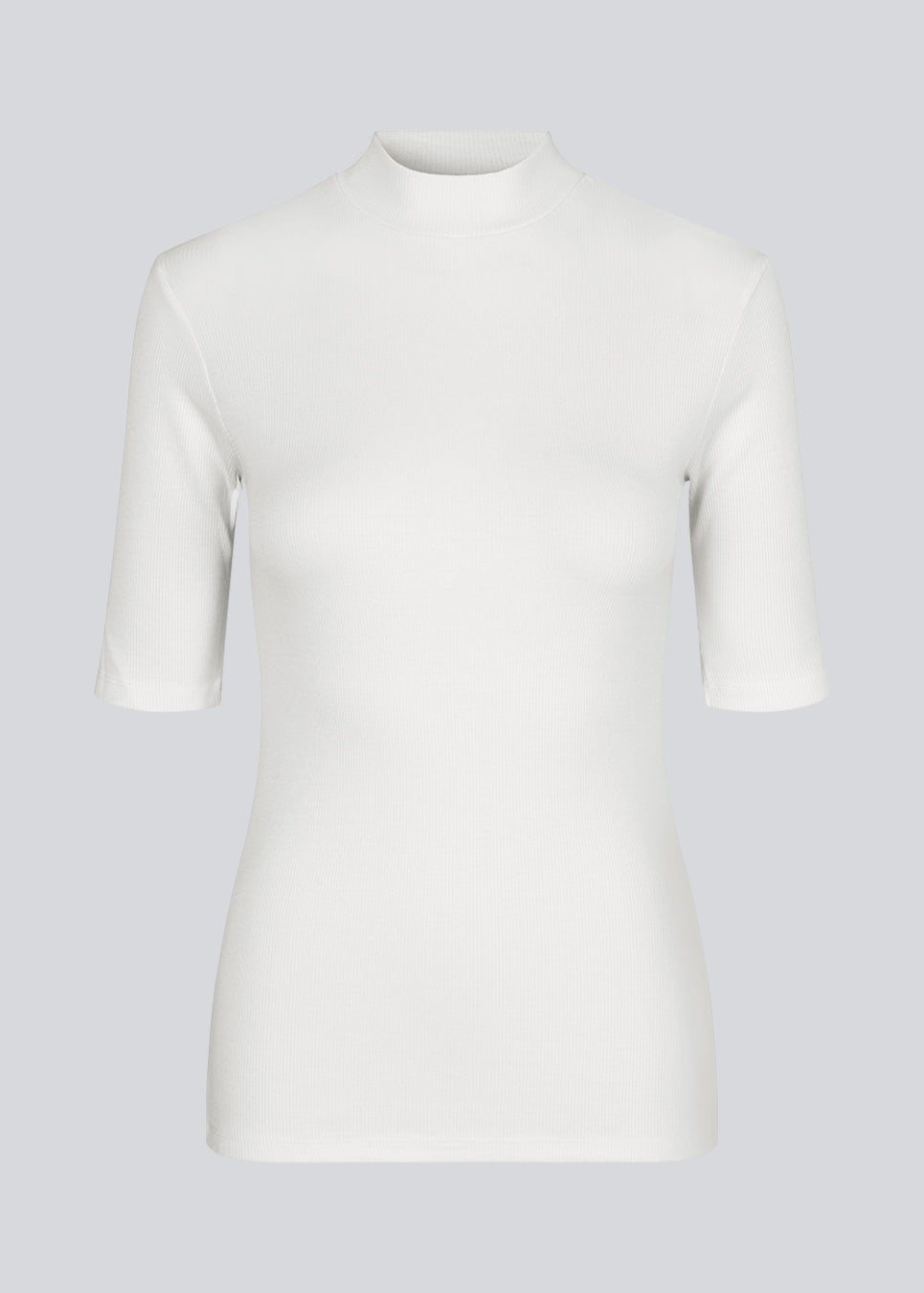 Kortærmet hvid t-shirt med høj hals. Krown t-shirt i farven Porcelain er i rib kvalitet og er tætsiddende i pasformen. Krown t-shirt er en klassiker i enhver garderobe.  Modellen er 177 cm og har en størrelse S/36 på.