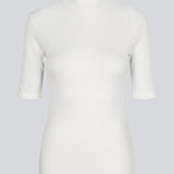 Kortærmet hvid t-shirt med høj hals. Krown t-shirt i farven Porcelain er i rib kvalitet og er tætsiddende i pasformen. Krown t-shirt er en klassiker i enhver garderobe.  Modellen er 177 cm og har en størrelse S/36 på.