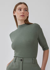 Kortærmet t-shirt i lys sart grøn med høj hals. Krown t-shirt er i rib kvalitet og er tætsiddende i pasformen.