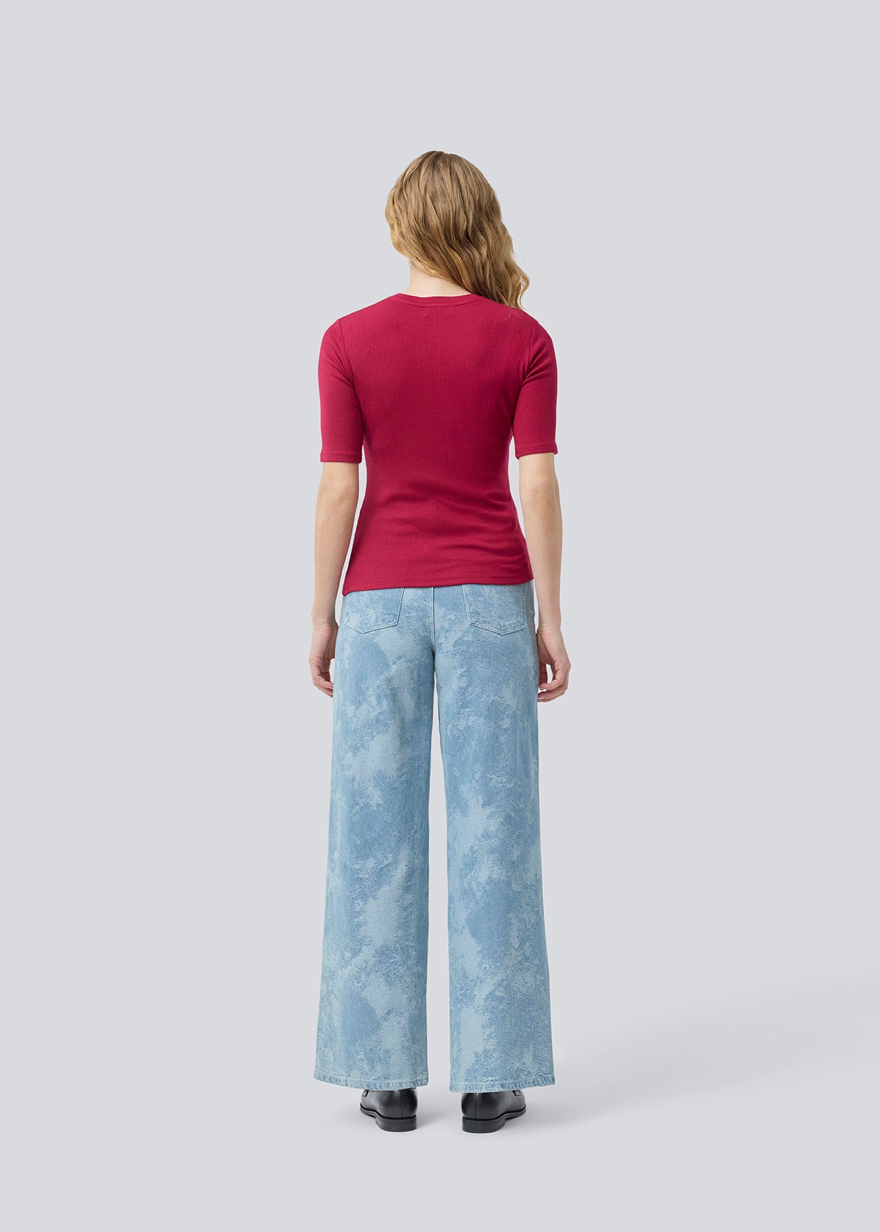 Kortærmet t-shirt i blød rib kvalitet. KrownMD o-neck t-shirt har en tætsiddende pasform og en rund hals. Modellen er 175 cm og har en størrelse S/36 på.