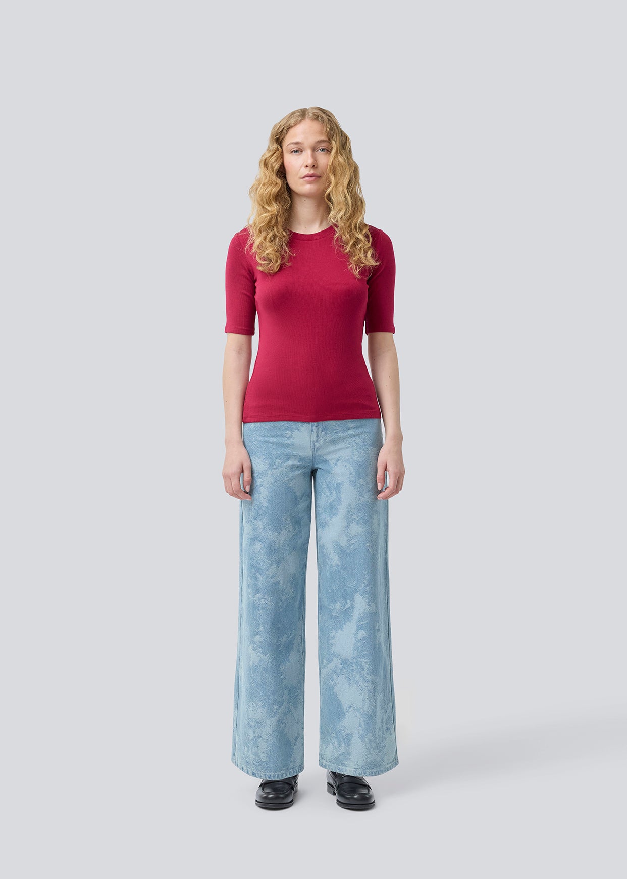 Kortærmet t-shirt i blød rib kvalitet. KrownMD o-neck t-shirt har en tætsiddende pasform og en rund hals. Modellen er 175 cm og har en størrelse S/36 på.