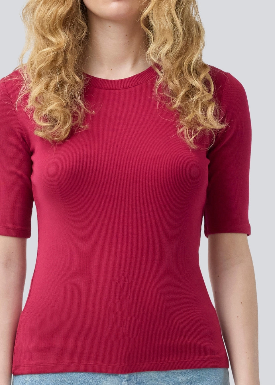 Kortærmet t-shirt i blød rib kvalitet. KrownMD o-neck t-shirt har en tætsiddende pasform og en rund hals. Modellen er 175 cm og har en størrelse S/36 på.