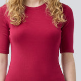 Kortærmet t-shirt i blød rib kvalitet. KrownMD o-neck t-shirt har en tætsiddende pasform og en rund hals. Modellen er 175 cm og har en størrelse S/36 på.