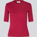 Kortærmet t-shirt i blød rib kvalitet. KrownMD o-neck t-shirt har en tætsiddende pasform og en rund hals. Modellen er 175 cm og har en størrelse S/36 på.
