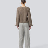 Løs strik med brede ærmer i kabel strik. KurtisMD v-neck har en rund halsudskæring og rullede detaljer på ærmerne og halsen.