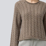 Løs strik med brede ærmer i kabel strik. KurtisMD v-neck har en rund halsudskæring og rullede detaljer på ærmerne og halsen.