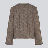 Løs strik med brede ærmer i kabel strik. KurtisMD v-neck har en rund halsudskæring og rullede detaljer på ærmerne og halsen.