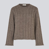 Løs strik med brede ærmer i kabel strik. KurtisMD v-neck har en rund halsudskæring og rullede detaljer på ærmerne og halsen.