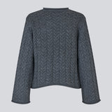 Løs strik med brede ærmer i kabel strik. KurtisMD v-neck har en rund halsudskæring og rullede detaljer på ærmerne og halsen.