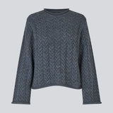 Løs strik med brede ærmer i kabel strik. KurtisMD v-neck har en rund halsudskæring og rullede detaljer på ærmerne og halsen.