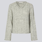 Løs grå uld strik med brede ærmer. KurtisMD v-neck har en V-udskæring og rullede detaljer på ærmerne og halsudskæringen.