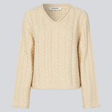 Løs uld strik i cremefarvet med brede ærmer. KurtisMD v-neck har en V-udskæring og rullede detaljer på ærmerne og halsudskæringen.