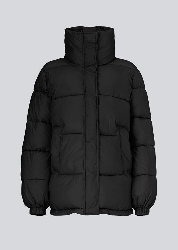 Moderne vinterjakke i sort i puffer-look. Kyle coat har høj krave og store lommer foran. Fyldet er lavet af 100% genanvendt polyester, som gør det muligt at holde varmen ned til -10 grader.