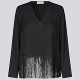 Langærmet sort top i twill med frynsedetalje. KylerMD shirt har en V-udskæring og løse ærmer.
