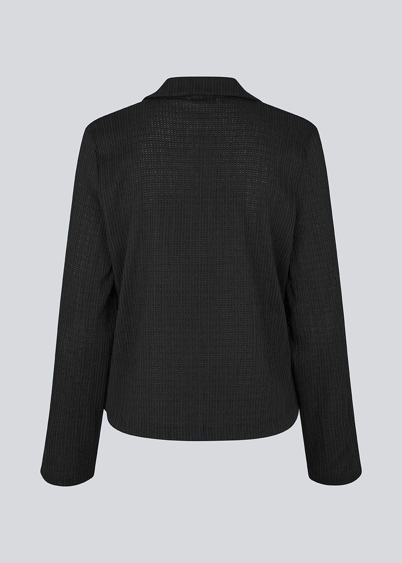 Klassisk skjorte med bindebånds lukning i et elastisk og let gennemsigtigt materiale. LaceyMD shirt har brede ærmer og tre bindebånd fortil.