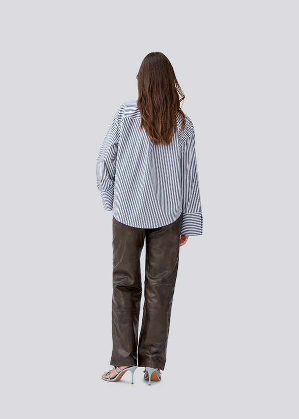 Klassisk skjorte med en oversize pasform. LaineyMD shirt har en brystlomme, knappelukning fortil og brede ærmer med slids. Modellen er 177 cm og har en størrelse S/36 på.
