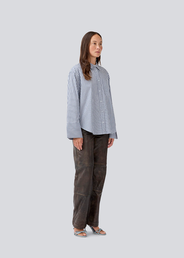 Klassisk skjorte med en oversize pasform. LaineyMD shirt har en brystlomme, knappelukning fortil og brede ærmer med slids. Modellen er 177 cm og har en størrelse S/36 på.
