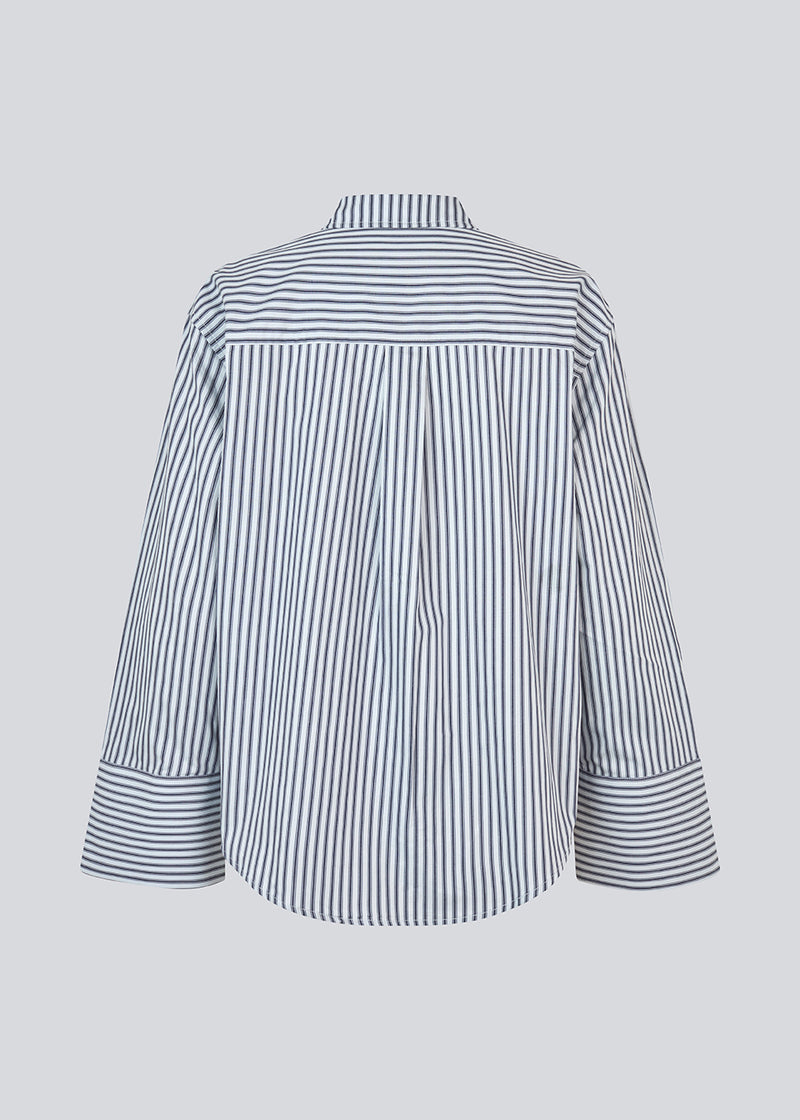 Klassisk skjorte med en oversize pasform. LaineyMD shirt har en brystlomme, knappelukning fortil og brede ærmer med slids. Modellen er 177 cm og har en størrelse S/36 på.
