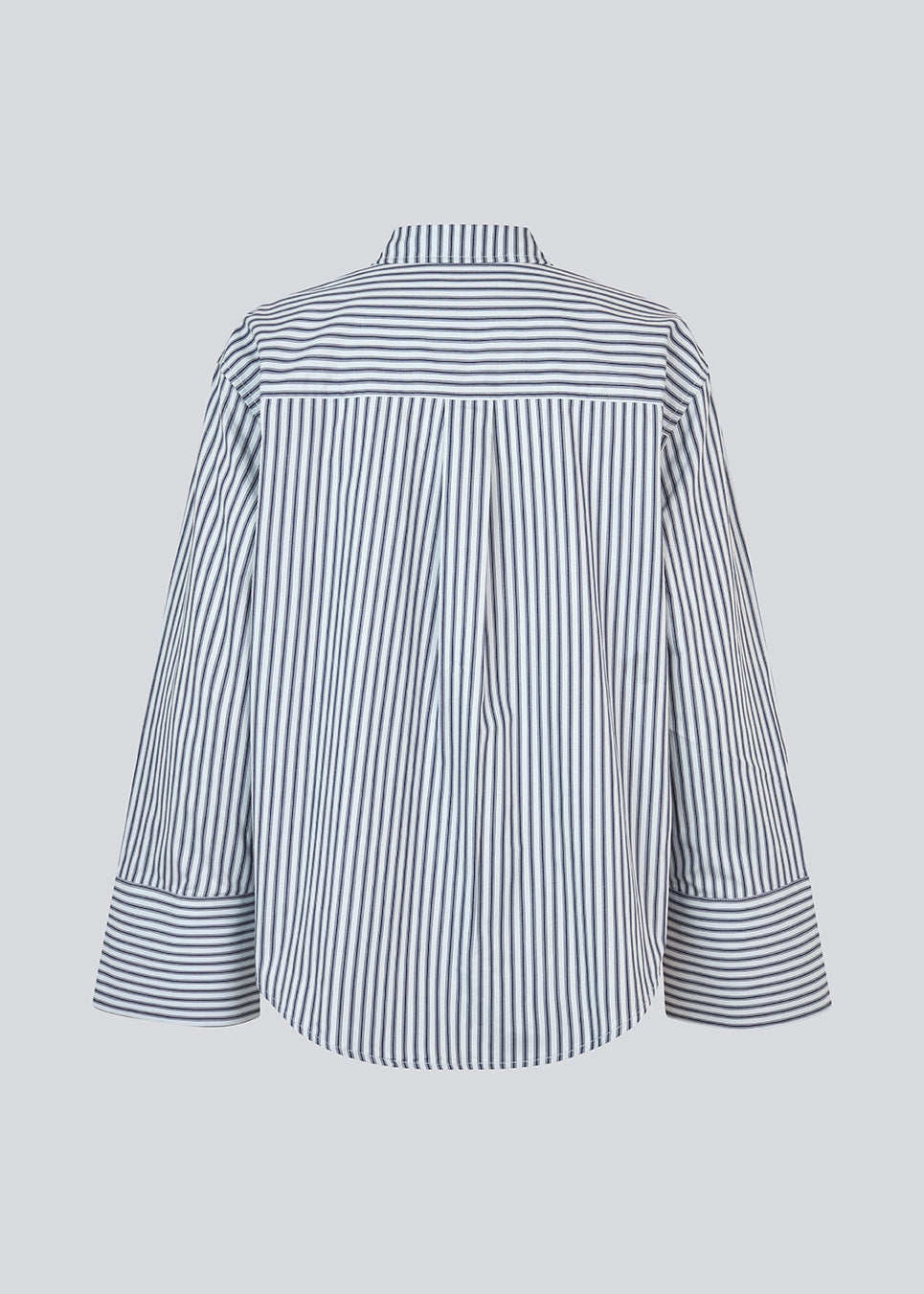 Klassisk skjorte med en oversize pasform. LaineyMD shirt har en brystlomme, knappelukning fortil og brede ærmer med slids. Modellen er 177 cm og har en størrelse S/36 på.
