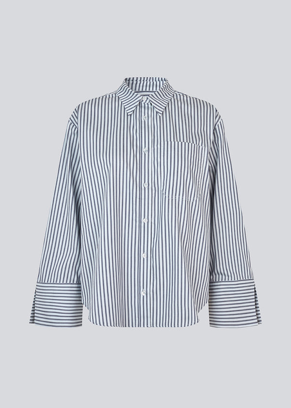 Klassisk skjorte med en oversize pasform. LaineyMD shirt har en brystlomme, knappelukning fortil og brede ærmer med slids. Modellen er 177 cm og har en størrelse S/36 på.
