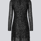 Sort kort kjole med pailletter. LaraMD dress er figursyet med rund hals og langeærmer og åbning med knap i nakken.