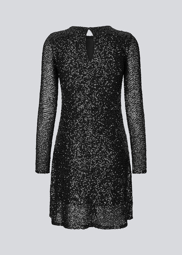 Sort kort kjole med pailletter. LaraMD dress er figursyet med rund hals og langeærmer og åbning med knap i nakken.