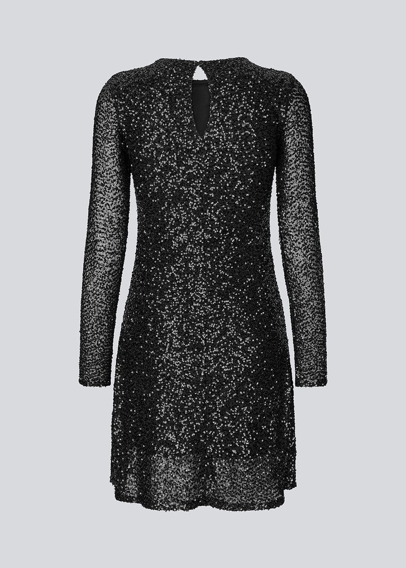 Sort kort kjole med pailletter. LaraMD dress er figursyet med rund hals og langeærmer og åbning med knap i nakken.