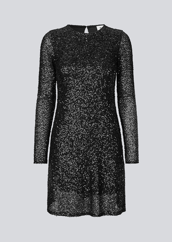 Sort kort kjole med pailletter. LaraMD dress er figursyet med rund hals og langeærmer og åbning med knap i nakken.