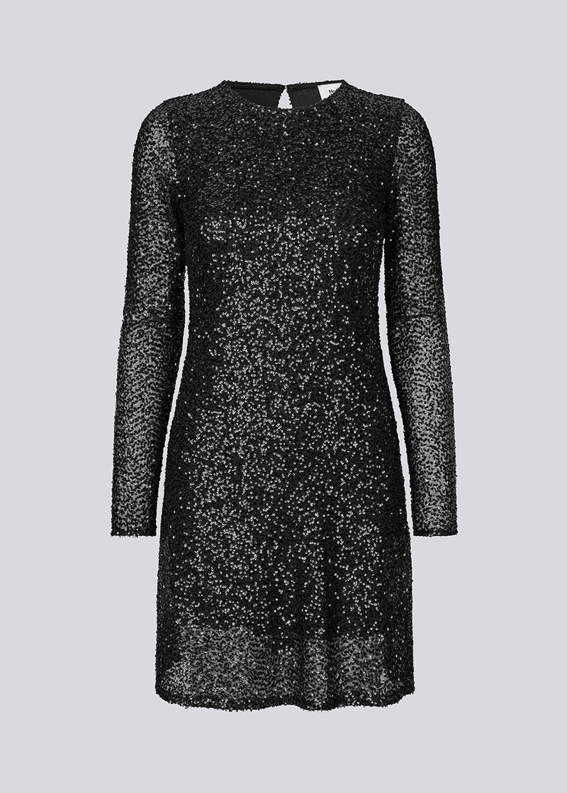 Sort kort kjole med pailletter. LaraMD dress er figursyet med rund hals og langeærmer og åbning med knap i nakken.