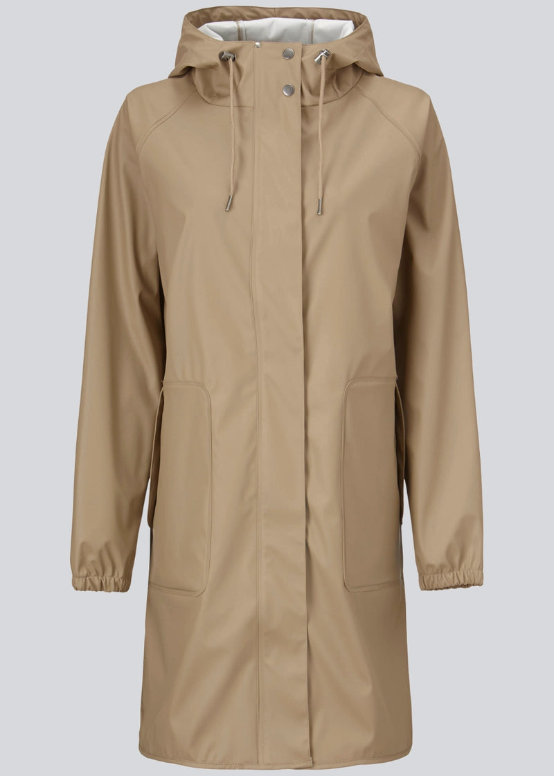 Lauryn jacket er en fin og enkel vandtæt regnjakke med hætte, store lommer og med lynlås foran. Jakken er lavet i samarbejde med Lyngsøe som er specialister i regntøj. Vandsøjletryk: 8000 mm. Modellen er 174 cm og har en størrelse S/36 på