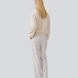 Blød beige cardigan i strik. LenniMD cardigan har en knappelukning fortil og løse ærmet med rib.