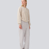 Blød beige cardigan i strik. LenniMD cardigan har en knappelukning fortil og løse ærmet med rib.