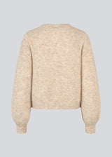 Blød beige cardigan i strik. LenniMD cardigan har en knappelukning fortil og løse ærmet med rib.