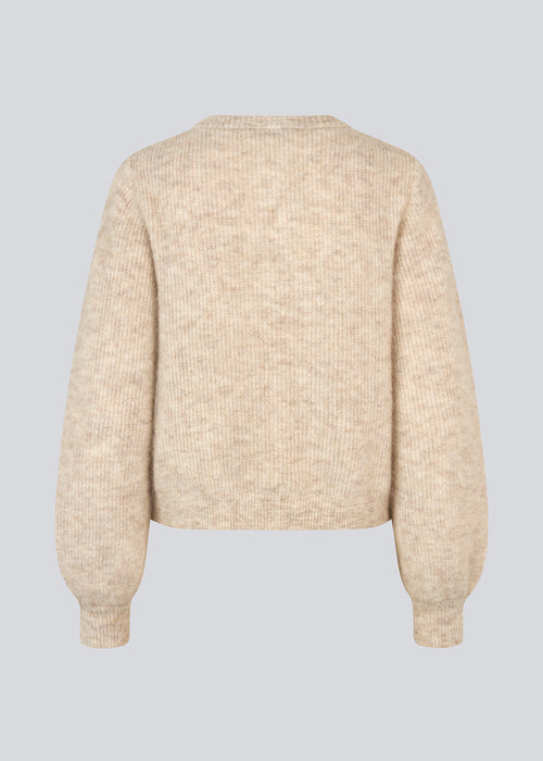 Blød beige cardigan i strik. LenniMD cardigan har en knappelukning fortil og løse ærmet med rib.