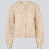Blød beige cardigan i strik. LenniMD cardigan har en knappelukning fortil og løse ærmet med rib.