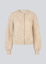 Blød beige cardigan i strik. LenniMD cardigan har en knappelukning fortil og løse ærmet med rib.