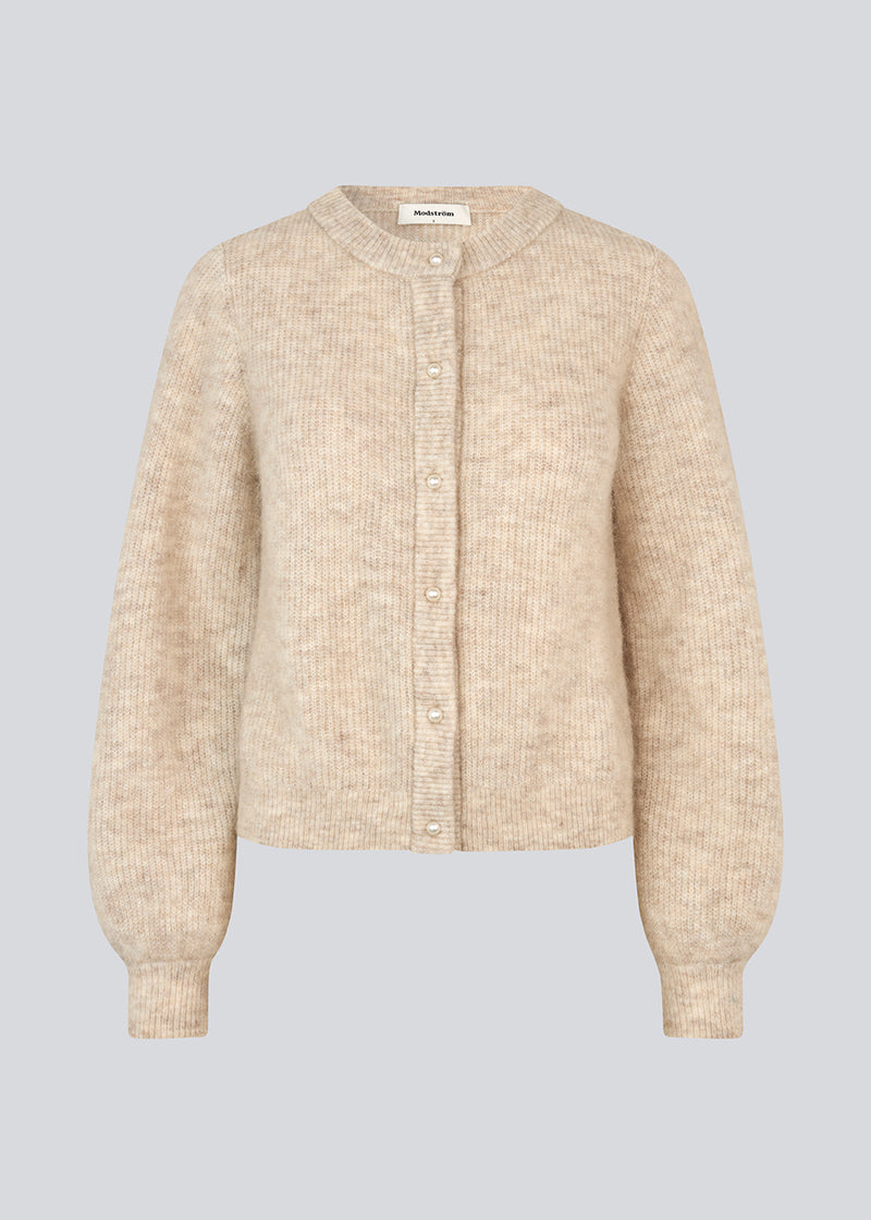 Blød beige cardigan i strik. LenniMD cardigan har en knappelukning fortil og løse ærmet med rib.