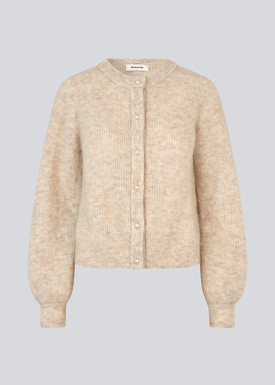 Blød beige cardigan i strik. LenniMD cardigan har en knappelukning fortil og løse ærmet med rib.