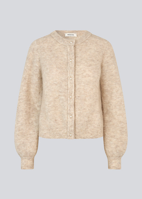 Blød beige cardigan i strik. LenniMD cardigan har en knappelukning fortil og løse ærmet med rib.