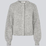 Blød grå cardigan i strik. LenniMD cardigan har en knappelukning fortil og løse ærmet med rib.