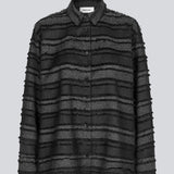 Skjorte i sort med frynsedetalje. LiljaMD shirt har manchet med knappelukning, en klassisk skjortekrave og knappelukning fortil.
