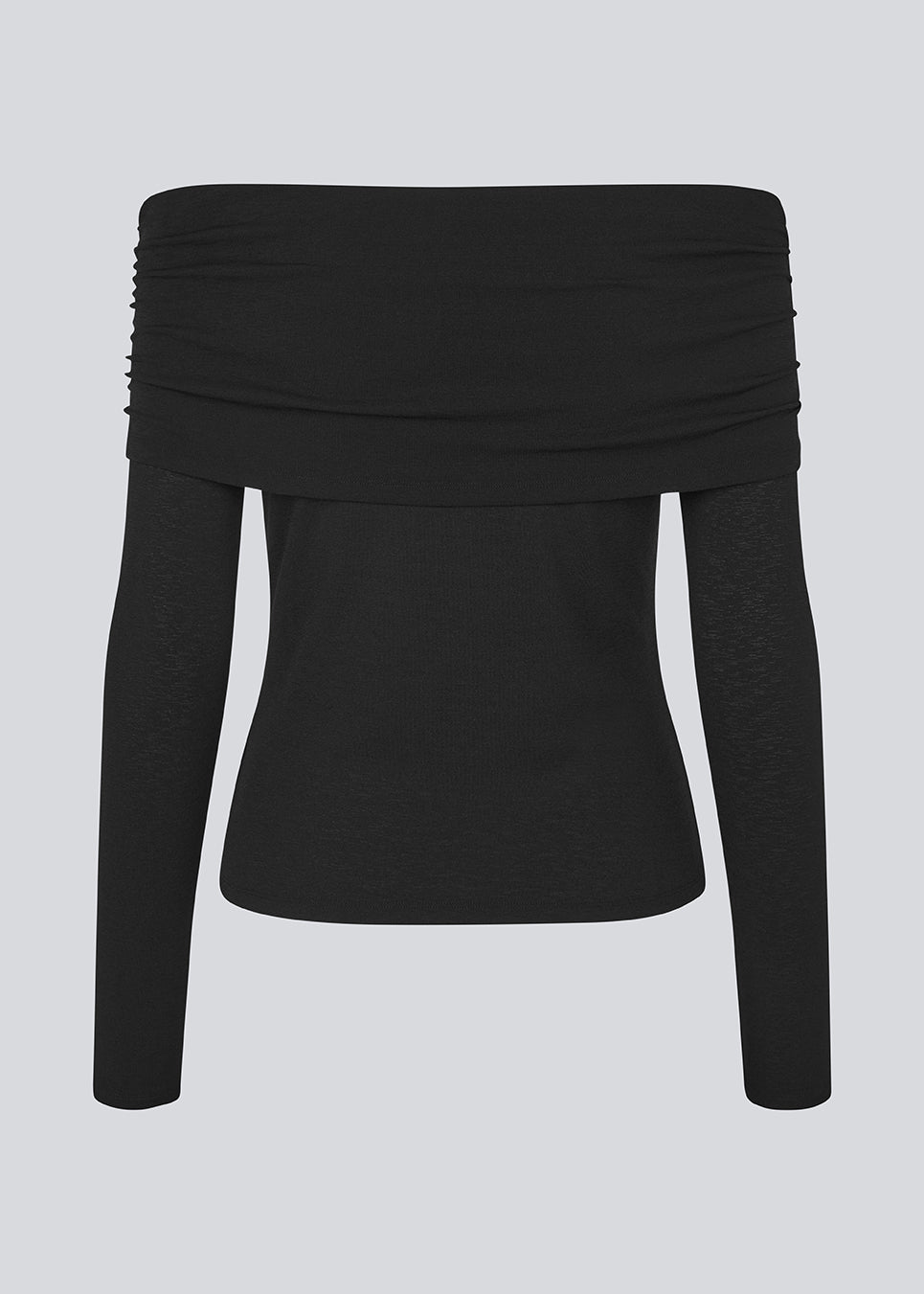 Sort off shoulder top i et elastisk materiale. LillianMD top er figursyet og har lange tætsiddende ærmer. Modellen er 177 cm og har en størrelse S/36 på.