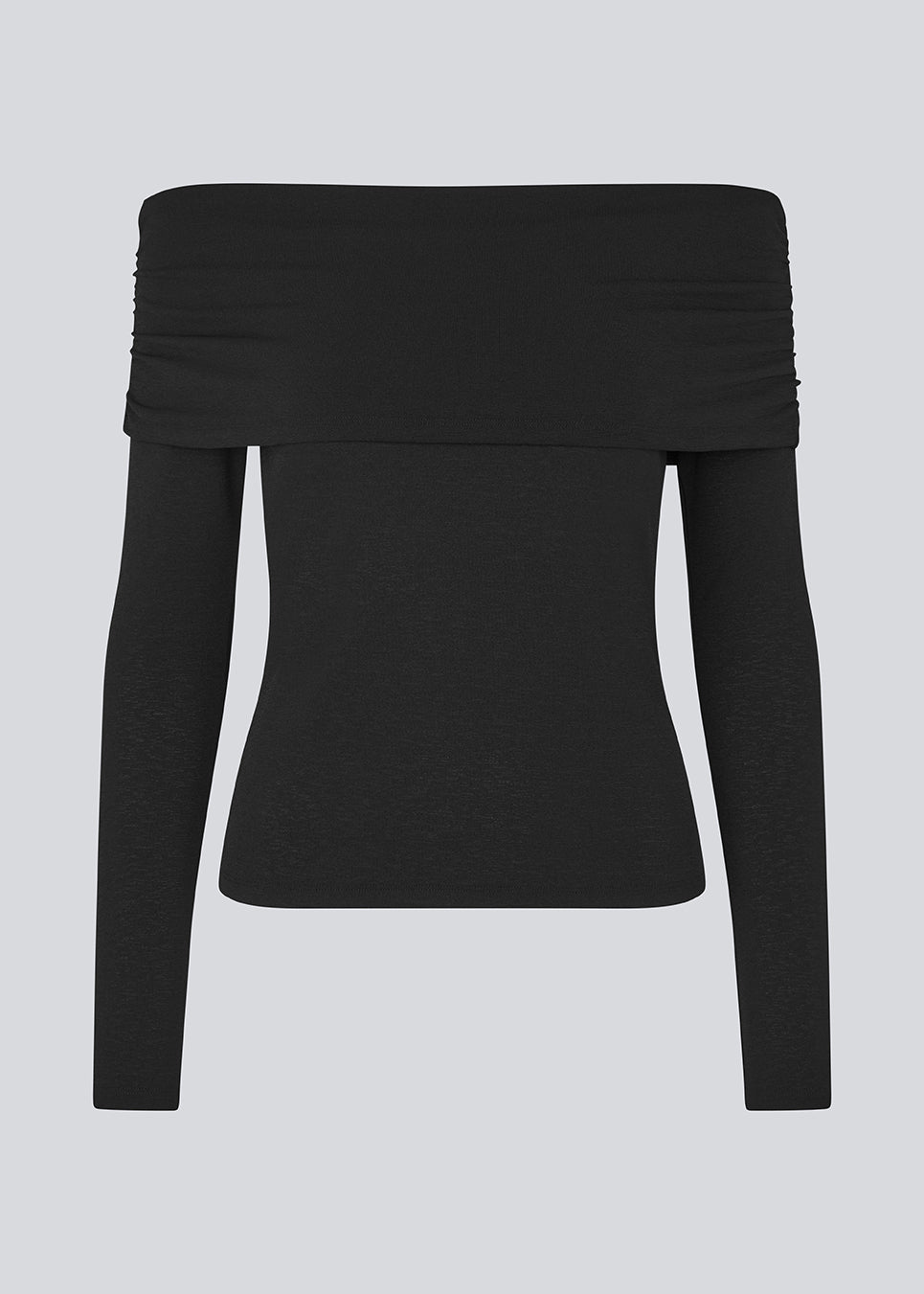 Sort off shoulder top i et elastisk materiale. LillianMD top er figursyet og har lange tætsiddende ærmer. Modellen er 177 cm og har en størrelse S/36 på.