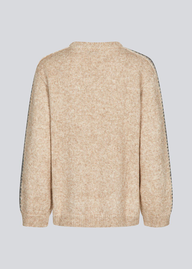 Blød beige strik med grå detalje på ærmet. LineMD o-neck har en rund hals og en løs pasform, samt slids i siderne. Modellen er 177 cm og har en størrelse S/36 på.