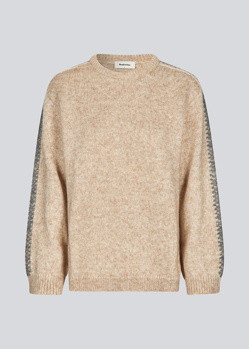 Blød beige strik med grå detalje på ærmet. LineMD o-neck har en rund hals og en løs pasform, samt slids i siderne. Modellen er 177 cm og har en størrelse S/36 på.