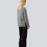 Blød mørkegrå strik med beige detalje på ærmet. LineMD o-neck har en rund hals og en løs pasform, samt slidser i siderne. Modellen er 177 cm og har en størrelse S/36 på.